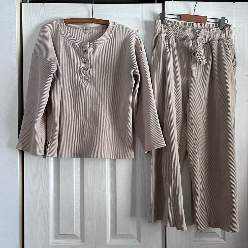 3/$80🌈 — Annagail Cream Ribbed Lounge Set size 1 (medium/large)